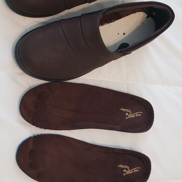 Easy Street Comfort Wave brown flat shoes, 6WW - Picture 8 of 8